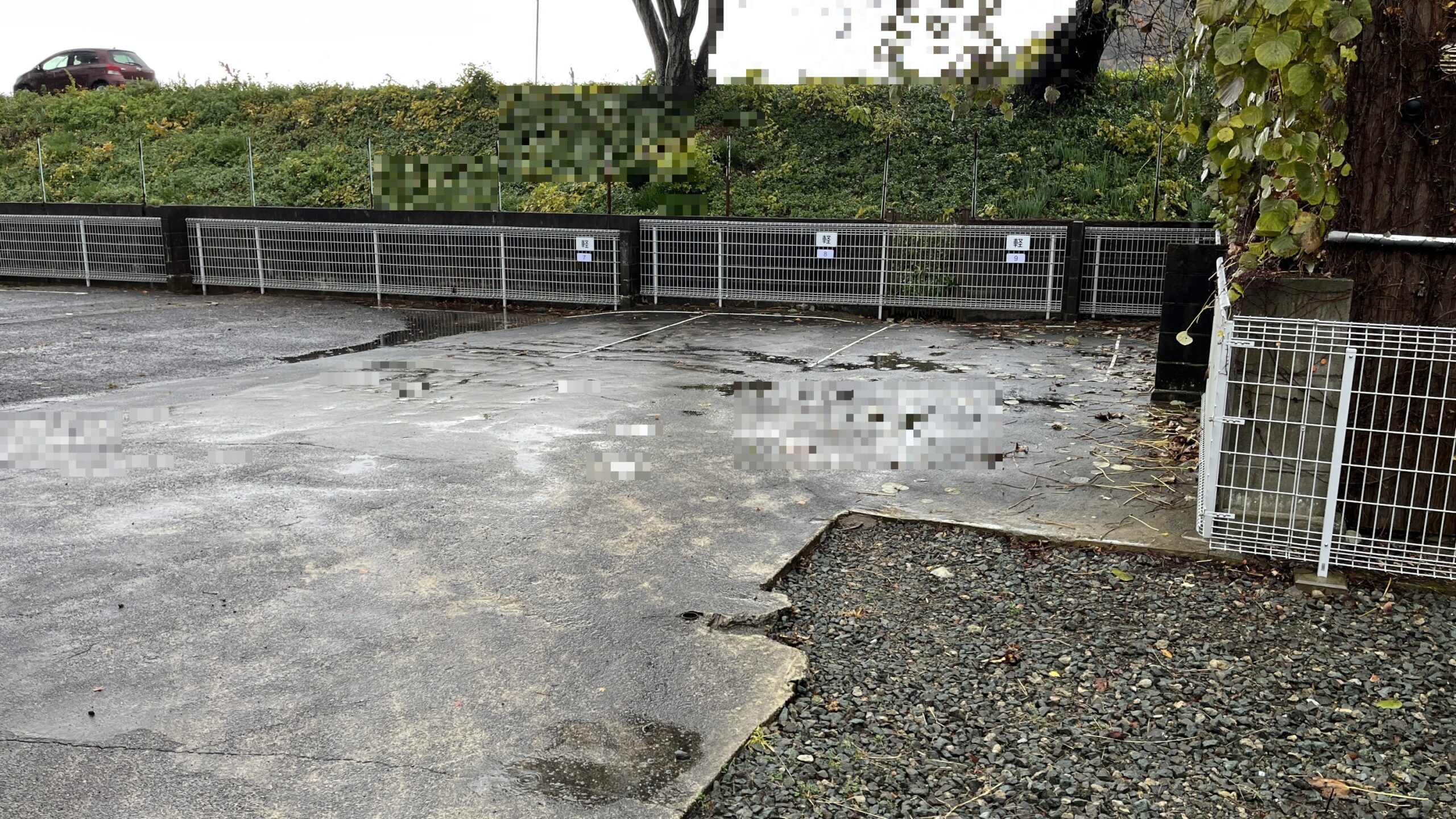 区画番号付きの駐車場フェンス